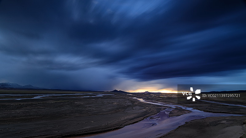 风云下的沱沱河图片素材