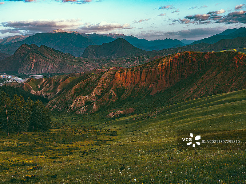 晨间中国青海省海北藏族自治州祁连县卓尔山丹霞地貌与森林图片素材