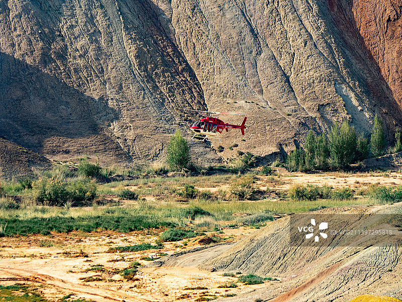 正在中国甘肃省张掖市张掖丹霞地质公园飞行的直升机图片素材