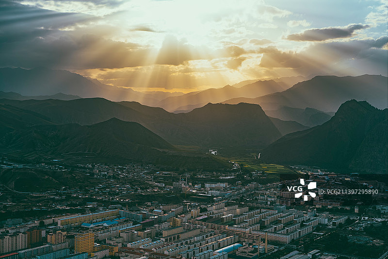 中国青海海北祁连县城落日透射光图片素材