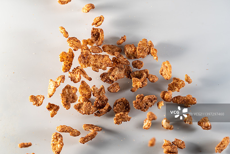 谷物可可脆米早餐在白色背景上跳起来高速棚拍广告素材图片素材