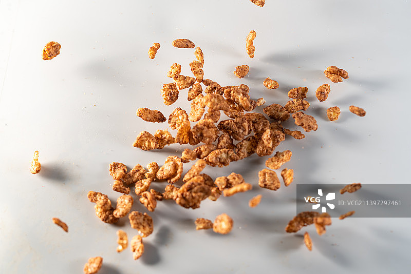 谷物可可脆米早餐在白色背景上跳起来高速棚拍广告素材图片素材