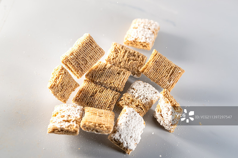 谷物糖霜脆丝麦片早餐在白色背景上跳起来高速棚拍广告素材图片素材