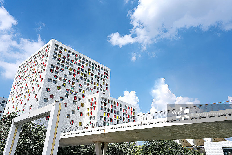 蓝天白云下的佛山科学馆图片素材