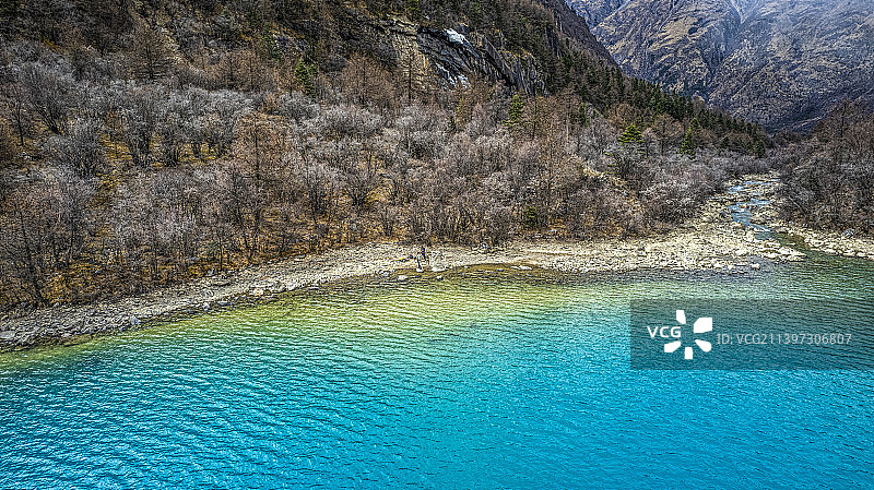 航拍西藏林芝哈巴错湖面图片素材