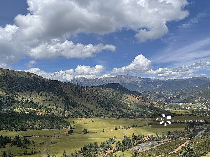 蓝天下的芒康县图片素材