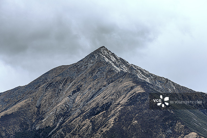 西藏林芝工布江达县的奇骏山峰图片素材