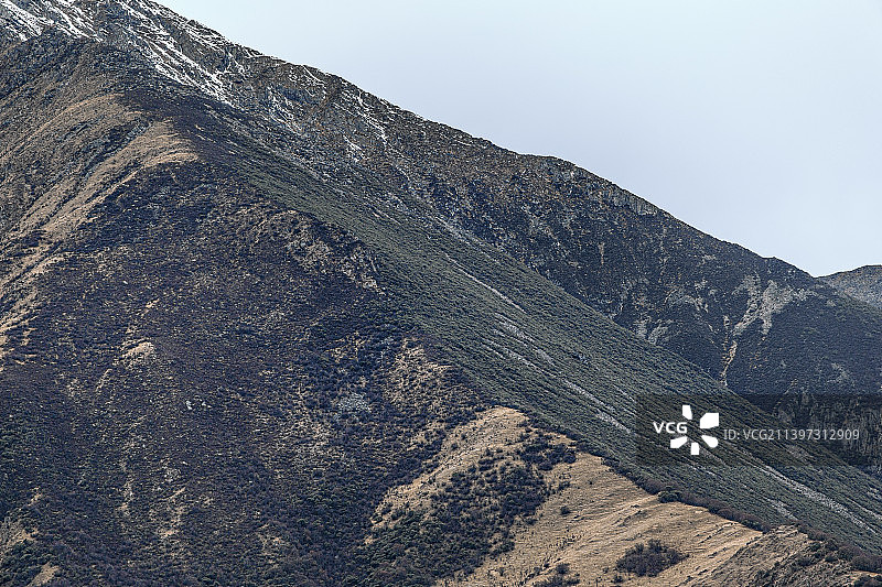 西藏林芝工布江达县的奇骏山峰图片素材