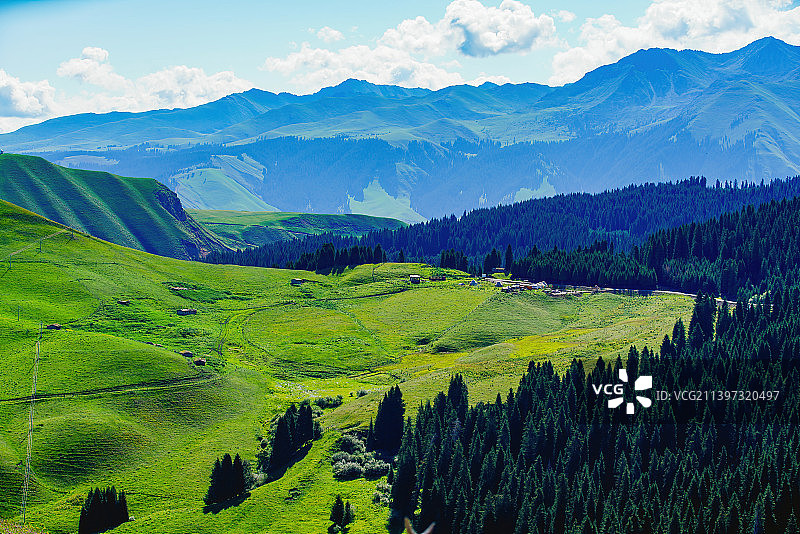 新疆风光独库公路 自然美景伊犁那拉提217国道道路 巴音布鲁克草原旅游风景路线 天山高原牧场图片素材