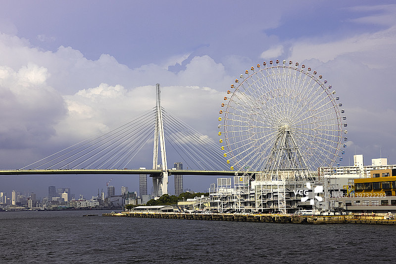 多云天空下的吊桥与摩天轮图片素材