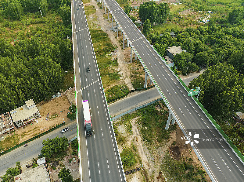 航拍济泰高速S7柳埠段山东高速汽车广告图图片素材
