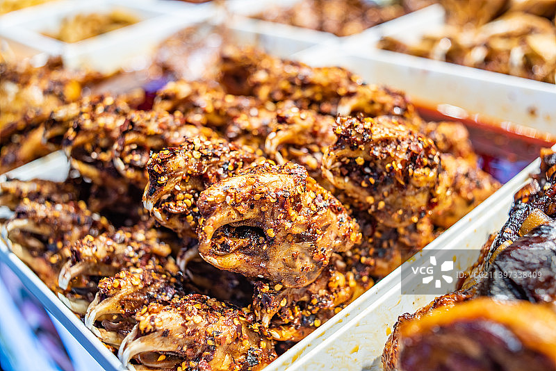 中国重庆美食街的麻辣兔头图片素材