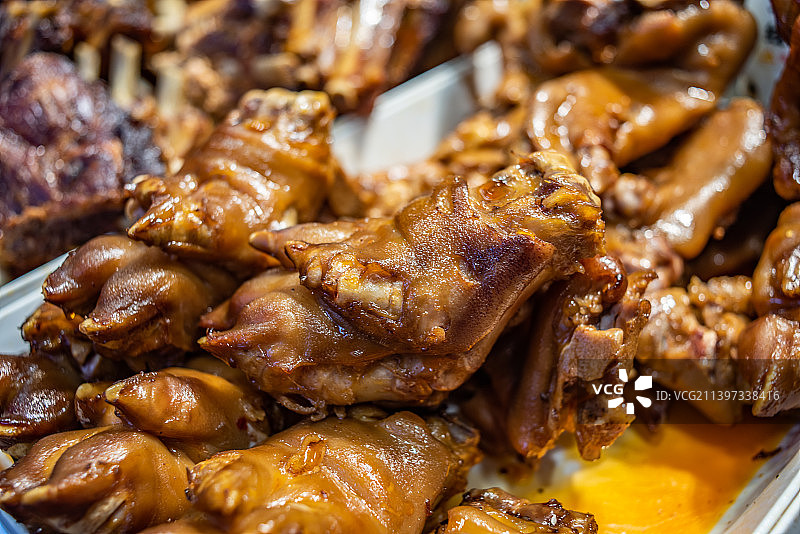 美食街卤肉摊上的卤猪脚图片素材