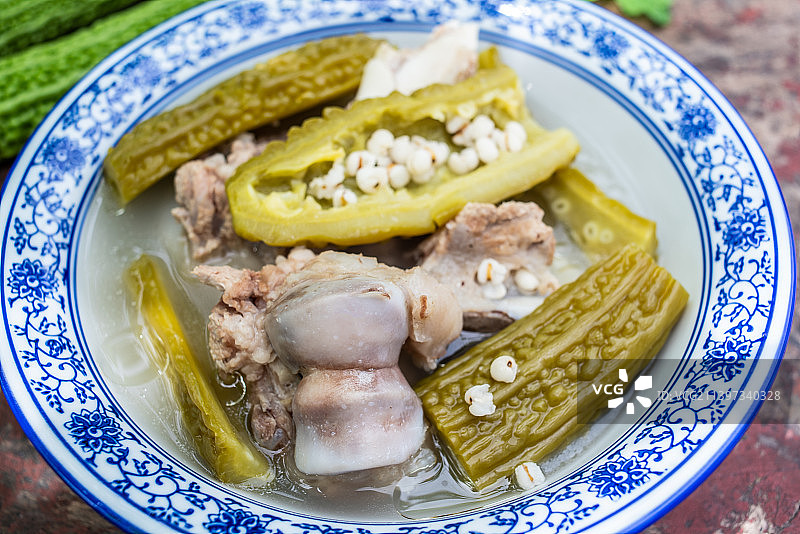 夏季去湿汤薏米苦瓜猪骨汤图片素材