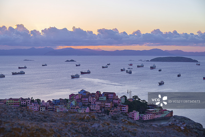 海边七彩小房子和远处的云彩与船图片素材