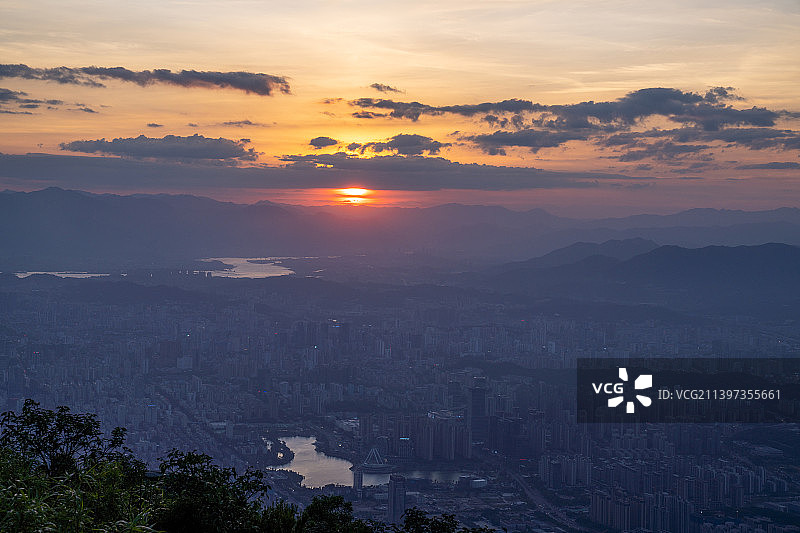 福州鼓岭白云洞，傍晚夕阳下城市风光图片素材