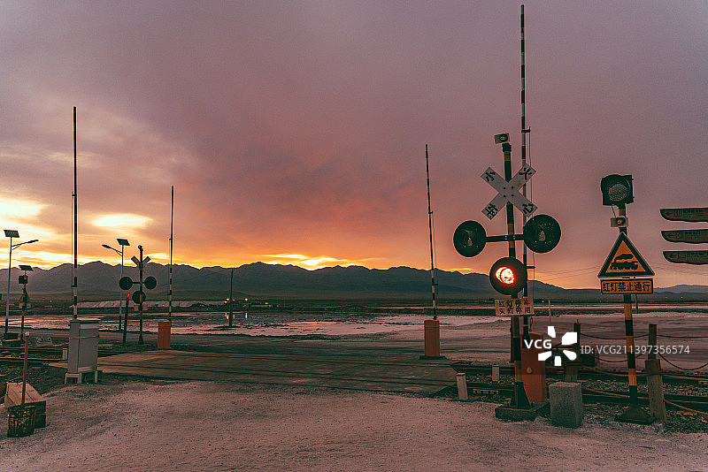 中国青海省海西蒙古族藏族自治州乌兰县茶卡盐湖图片素材