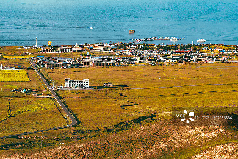 傍晚的中国青海省海南藏族自治州共和县青海湖二郎剑景区码头图片素材