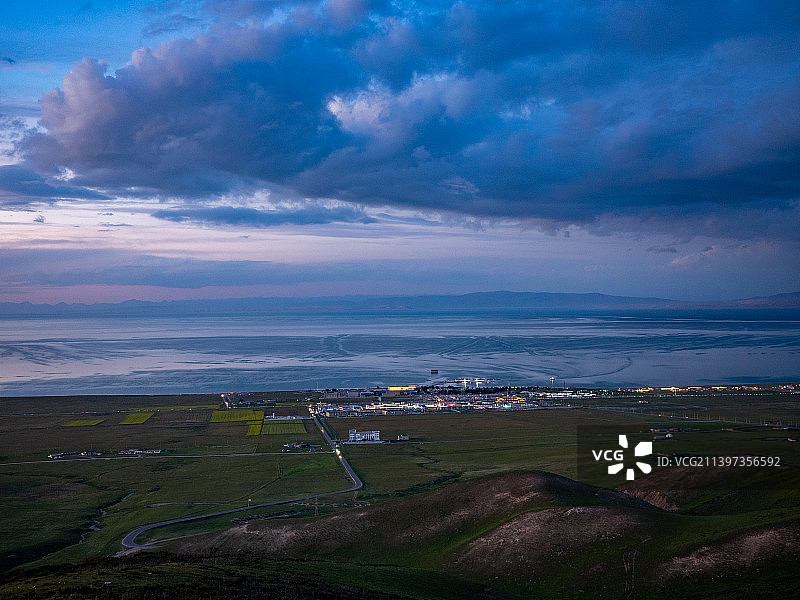 傍晚的中国青海省海南藏族自治州共和县青海湖二郎剑景区码头图片素材