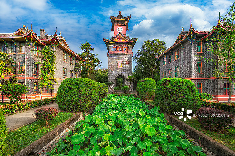 四川成都四川大学华西校区荷花池和钟楼建筑风光图片素材