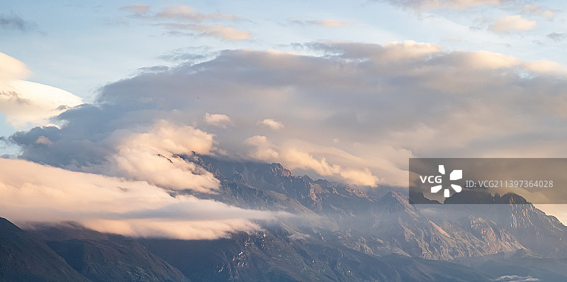 夏日清晨时分，丽江的山图片素材