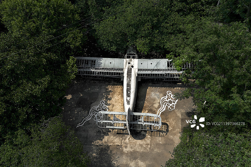 森林中废弃的飞机图片素材