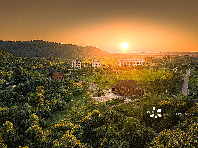 航拍黑龙江漠河北极村欧式建筑夕阳图片素材