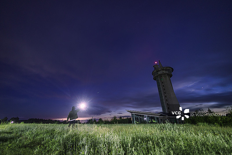 黑龙江北极村银河夜景人像背影图片素材