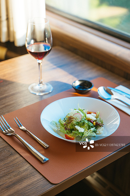 高端火车上窗户旁的西餐图片素材