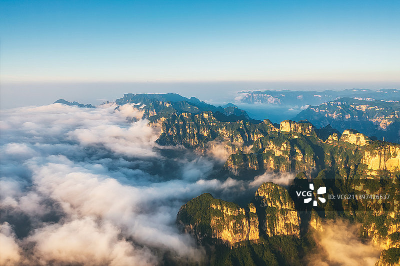 河南省新乡市辉县沙窑乡小井村轿顶山夏季日出云海场景户外航拍图片素材