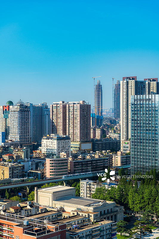 湖北省武汉市江岸区轨道交通（地铁1号线）与都市天际线夏季户外风光高视角图片素材
