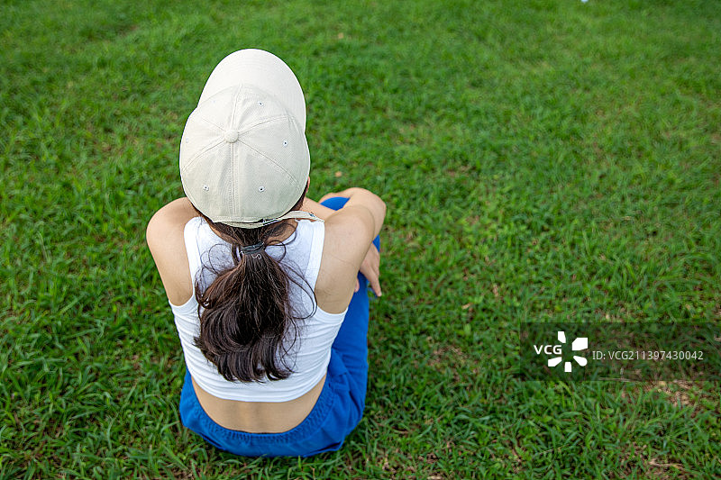 在草地上坐着的运动系女生图片素材