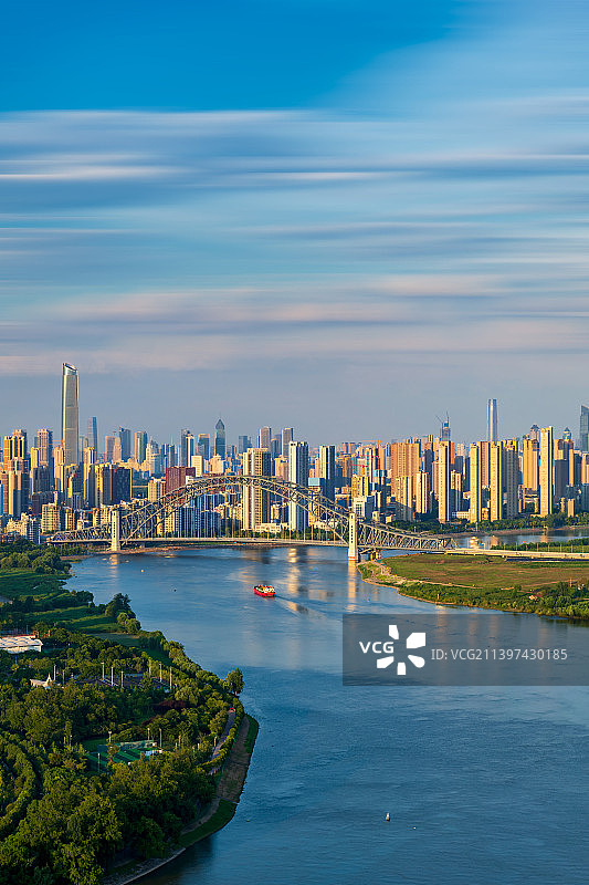 湖北省武汉市硚口区汉江湾大桥都市天际线与城市风光夏季户外风光高视角图片素材