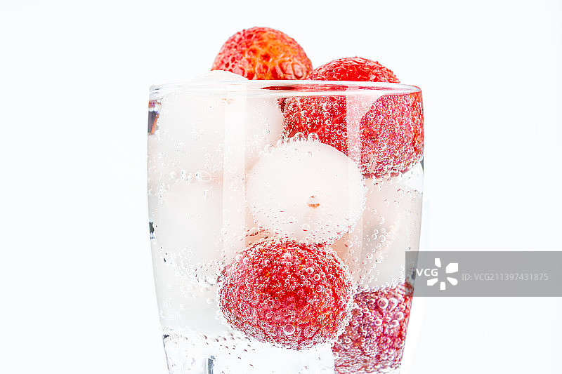 新鲜荔枝汁气泡冷饮图片素材