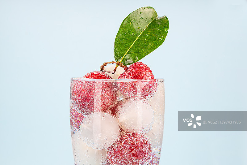 新鲜荔枝汁气泡冷饮图片素材