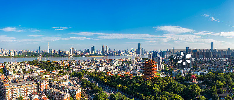 湖北省武汉市地标建筑黄鹤楼长江夏季户外风光航拍视角图片素材