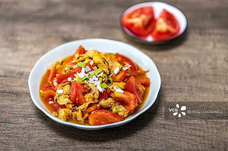 放在餐桌上的一盘西红柿炒鸡蛋家常菜番茄炒蛋特写镜头图片素材