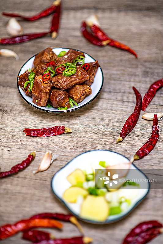 放在餐桌上托盘里的武汉鸭脖美食小吃特写镜头图片素材