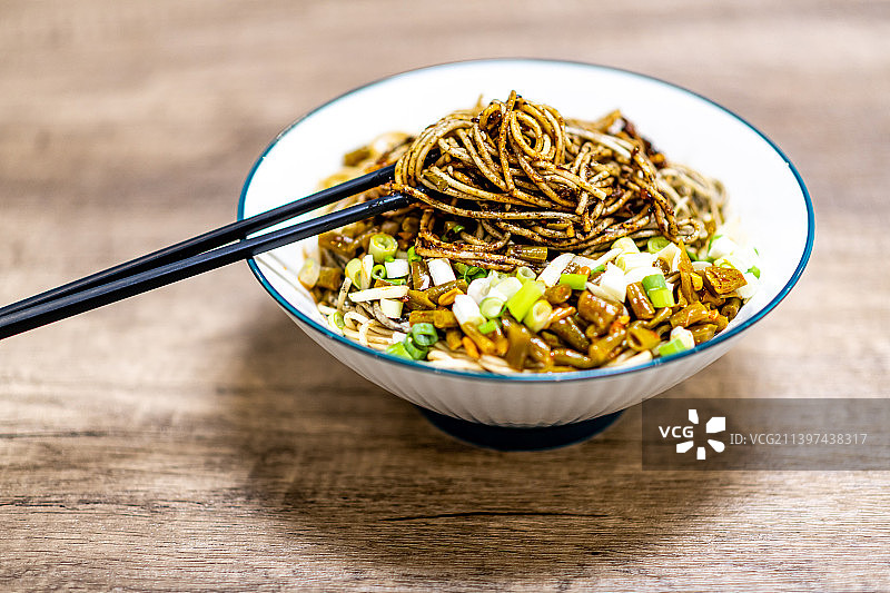 放在餐桌上的一碗湖北武汉热干面特写镜头图片素材