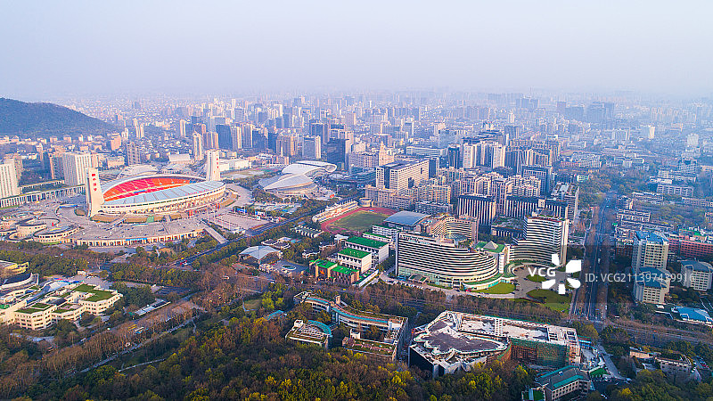 航拍晨曦中的浙江省杭州市下城区西湖宝石山与城区全景图片素材