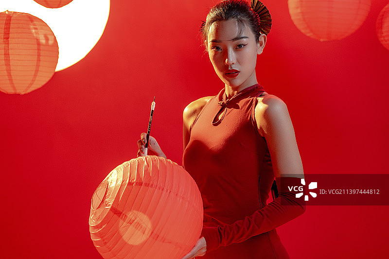 漂亮的年轻国潮女子图片素材