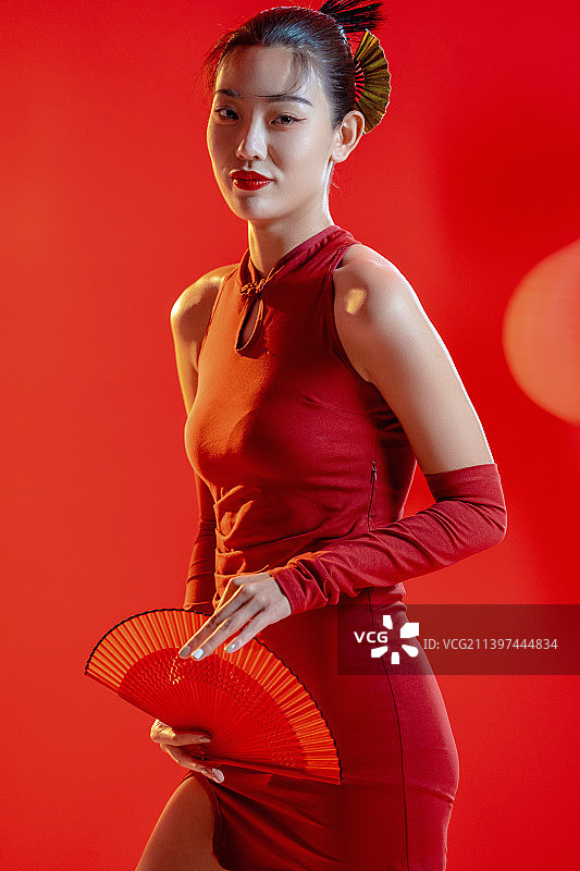 漂亮的年轻国潮女子图片素材