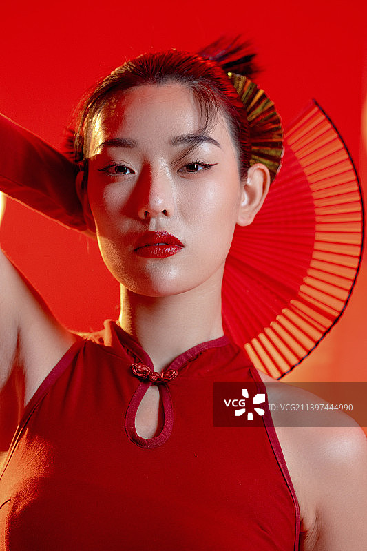 漂亮的年轻国潮女子图片素材