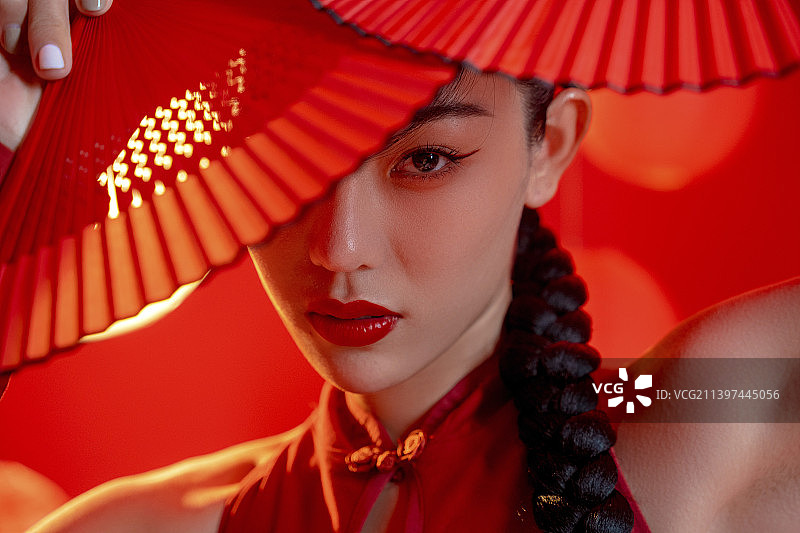 漂亮的年轻国潮女子图片素材