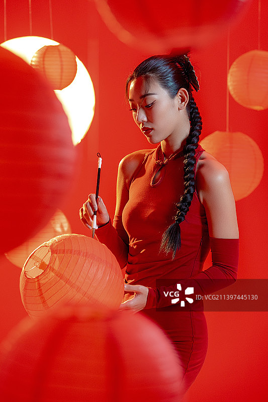 漂亮的年轻国潮女子图片素材