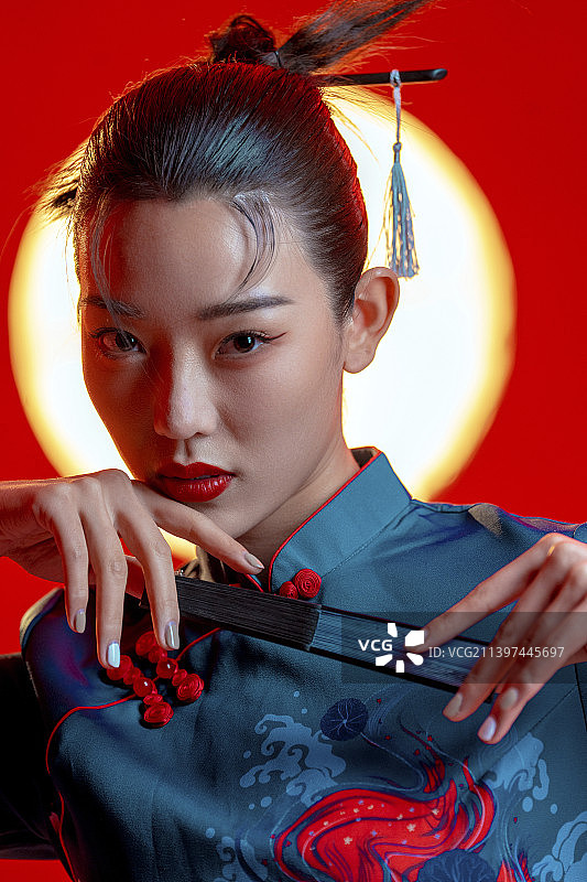 漂亮的年轻国潮女子图片素材