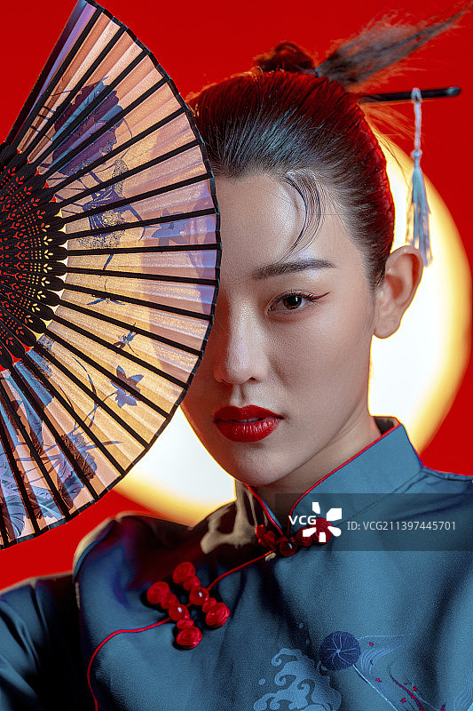 漂亮的年轻国潮女子图片素材