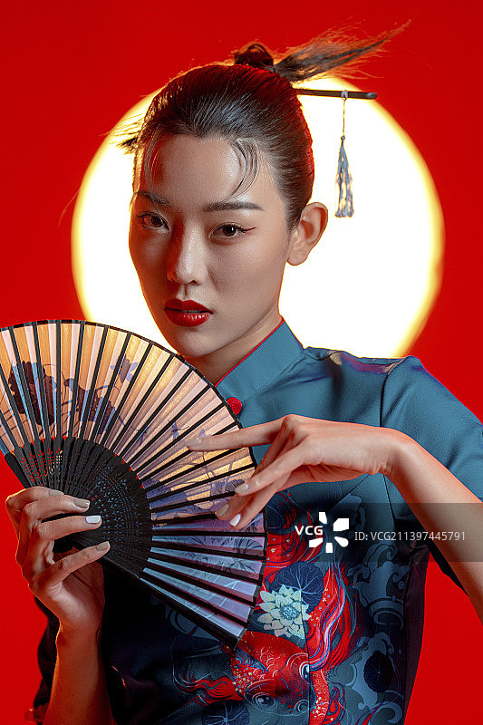 漂亮的年轻国潮女子图片素材