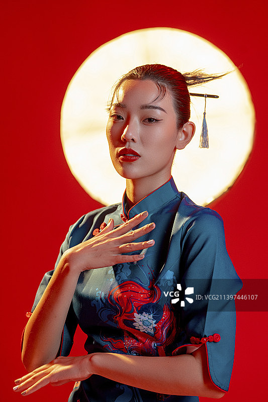 漂亮的年轻国潮女子图片素材