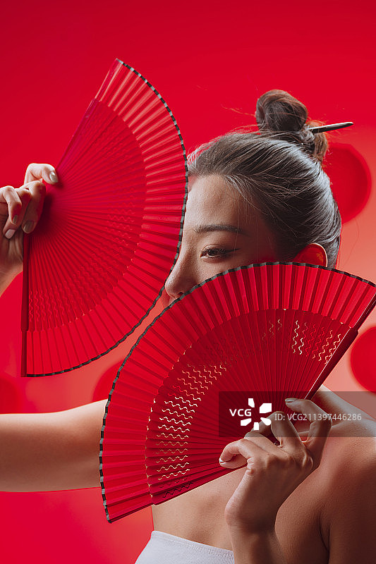 漂亮的年轻国潮女子图片素材